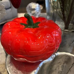 Vintage 7 inch🥬 🍅across🍅 the top big fat 🍅red tomatoe covered 🍅🥬serving dish🍅🥬